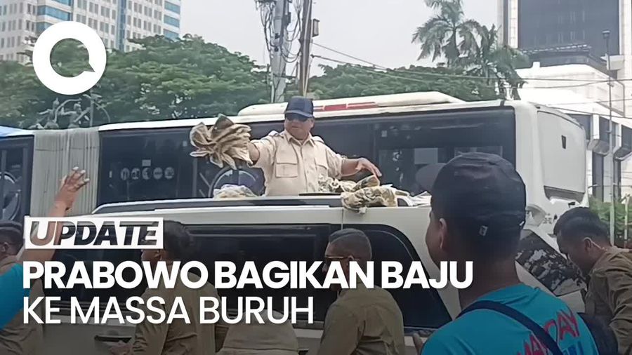 Video: Momen Prabowo Lempar Baju ke Massa Buruh dari Atas Maung