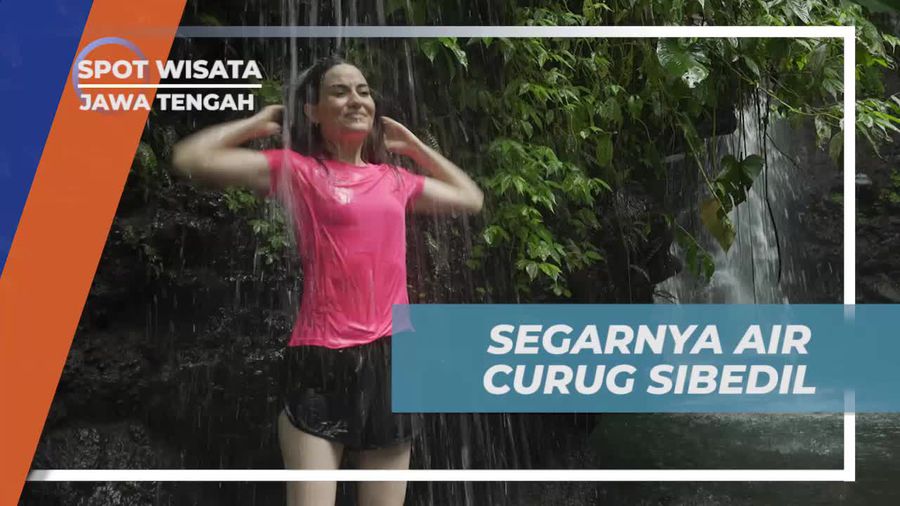 Menyegarkan Diri di Air Curug Sibedil, Jawa Tengah