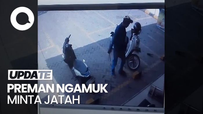 Video: Preman Bersajam Ngamuk Sambil Minta Jatah Minimarket di Palembang