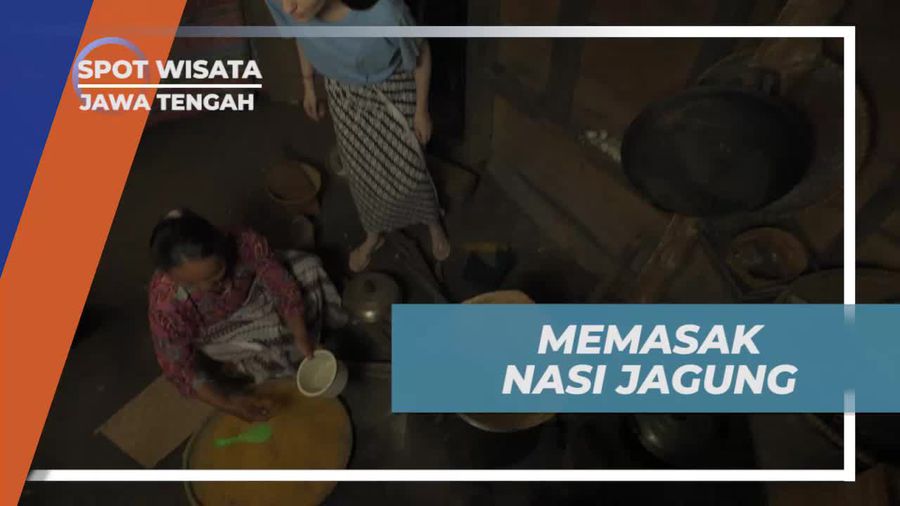 Memasak Nasi Jagung Tradisional di Dapur Ciseureuh Jalawastu, Jawa Tengah