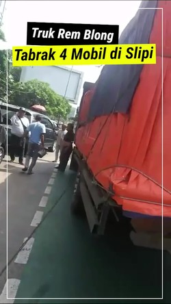 Video: Truk Tabrak 4 Mobil di Turunan Flyover Slipi Jakbar gegara Rem Blong