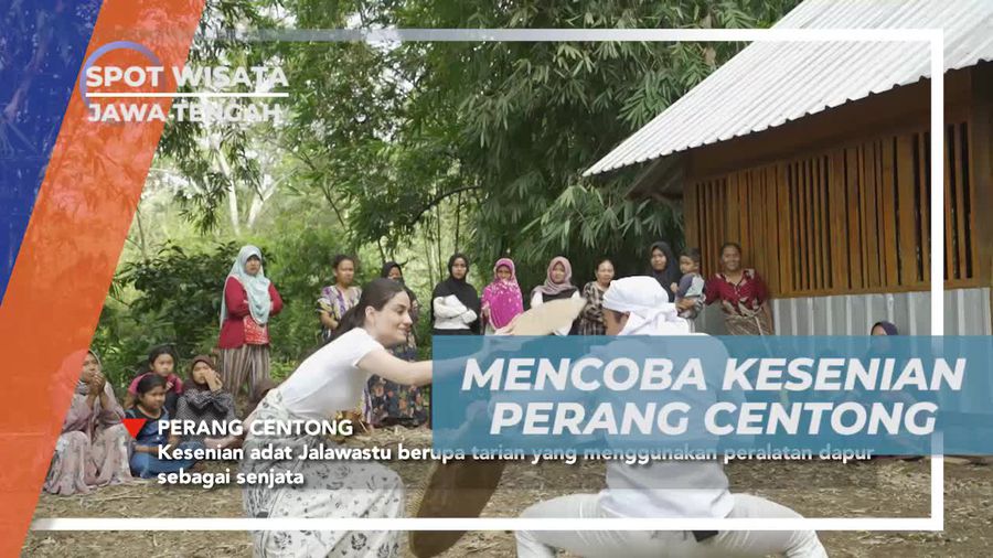 Mencoba Kesenian Perang Centong Bersama Selebriti di Jalawastu, Jawa Tengah