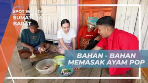 Mempersiapkan Bahan-Bahan Memasak Ayam Pop di Nagari Sungai Pinang, Sumatera Barat