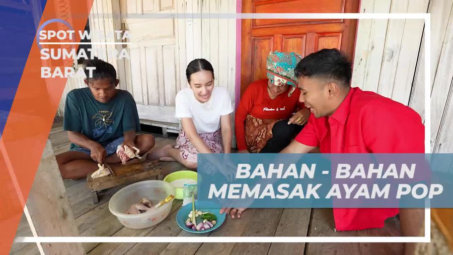 Mempersiapkan Bahan-Bahan Memasak Ayam Pop di Nagari Sungai Pinang, Sumatera Barat