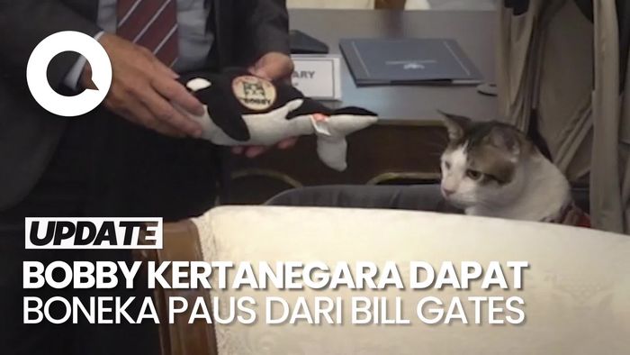 Video: Bill Gates Hadiahkan Boneka Paus Orca ke Bobby Kucing Prabowo