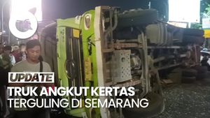 Video Truk Muatan Kertas Terguling di Semarang, Satu Pemotor Tewas
