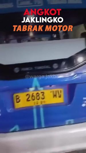 Video: Angkot Tabrak Motor di Jakbar, 8 Orang Luka-luka