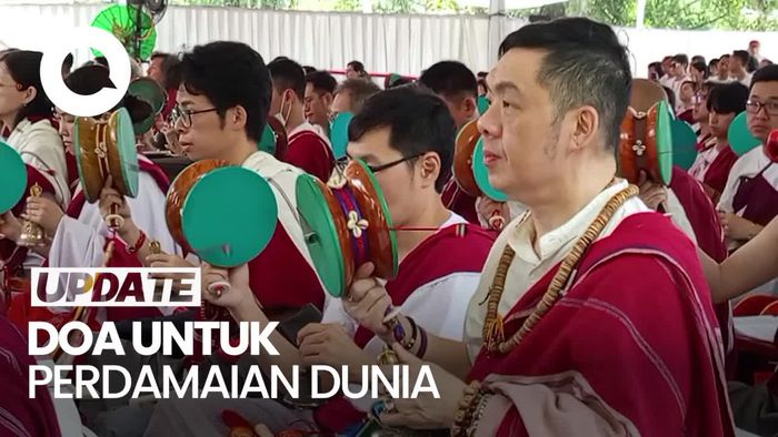 Video Umat Buddha Ikuti Puja Bakti, Doakan Perdamaian Dunia