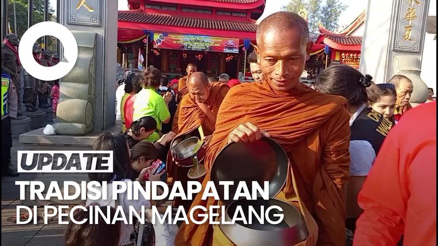 Video: Jelang Waisak, Biksu Thudong Lakukan Pindapata di Pecinan Magelang