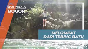 Melompat Indah dari Tebing Batu di Curug Cibaliung, Bogor