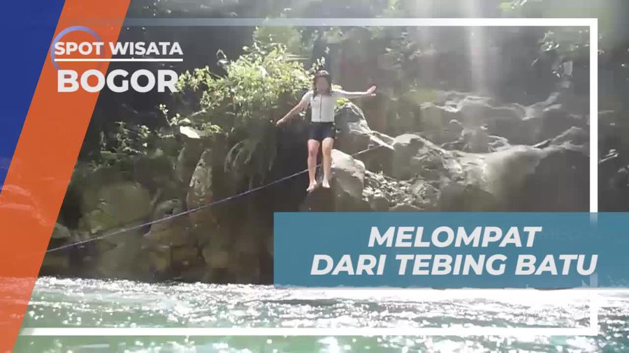 Melompat Indah dari Tebing Batu di Curug Cibaliung, Bogor