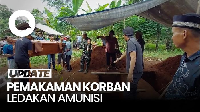 Video: Tangis Histeris Warnai Pemakaman Iyus-Anwar Korban Ledakan Amunisi