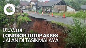 Video: Longsor Tutup Akses Jalan di Tasikmalaya