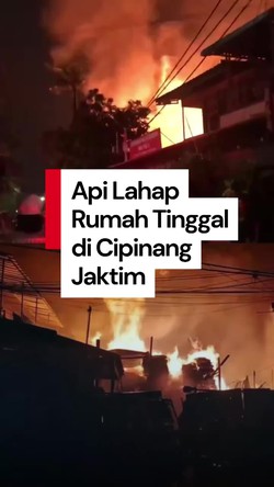 Video: 17 Mobil Damkar Diterjunkan Padamkan Kebakaran Rumah di Cipinang