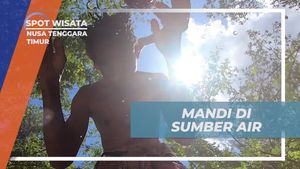 Mandi Segar di Sumber Air Bersama Warga Suku Boti, Nusa Tenggara Timur