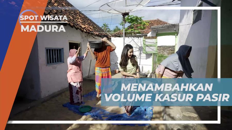 Menambah Volume Kasur Pasir dengan Kebersamaan Warga di Madura