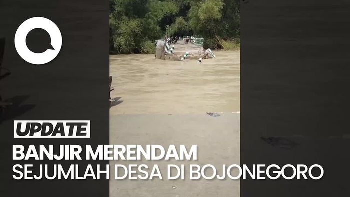 Video: Banjir di Bojonegoro, Mobil Warga Terseret Derasnya Aliran Air