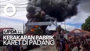 Video: Kebakaran Pabrik Karet di Padang, Asap Tebal Membubung Tinggi