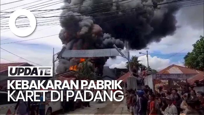Video: Kebakaran Pabrik Karet di Padang, Asap Tebal Membubung Tinggi