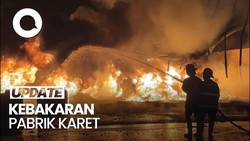 Video: Sudah 9 Jam, Kebakaran Pabrik Karet di Padang Belum Juga Padam