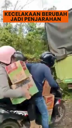 Video: Momen Warga Jarah Mi Instan dari Truk yang Kecelakaan di Banyuasin