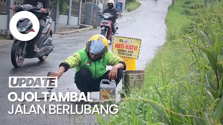 Video: Aksi Ojol Bandung Tambal Jalan Berlubang Pakai Duit Sendiri