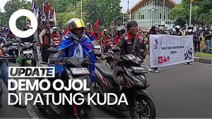 Video: Konvoi Dorong Motor, Massa Demo Ojol Tiba di Patung Kuda