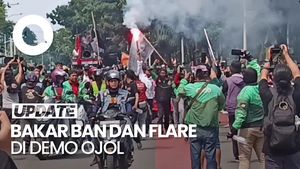 Video: Massa Aksi Bakar Ban dan Flare di Demo Ojol Patung Kuda Jakpus