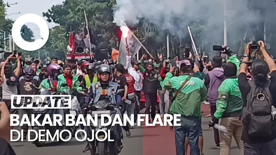 Video: Massa Aksi Bakar Ban dan Flare di Demo Ojol Patung Kuda Jakpus