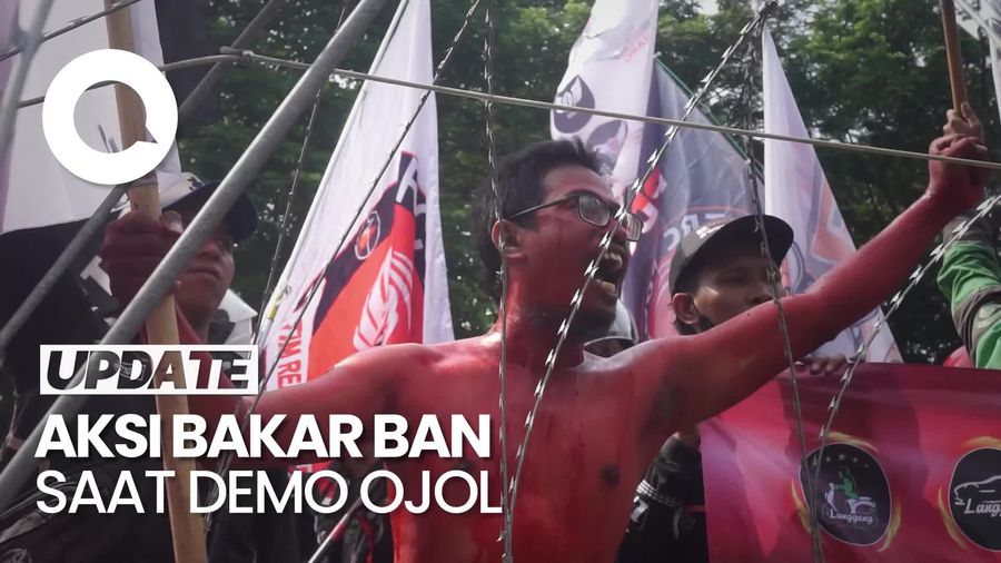 Video Demo Ojol di Surabaya Diwarnai Aksi Bakar Ban