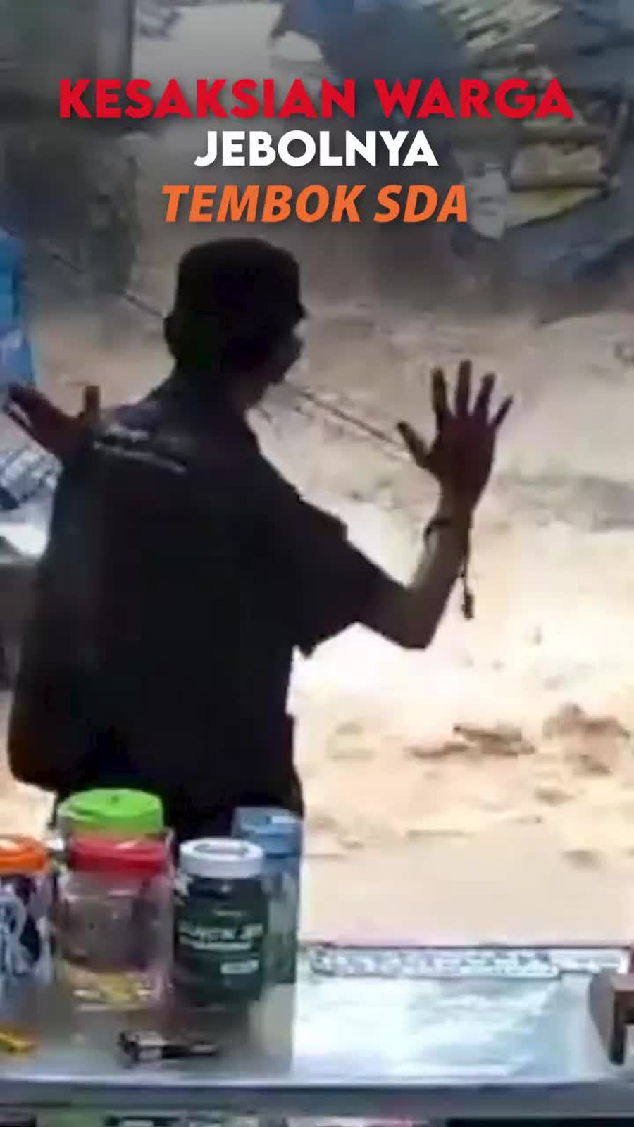 Video: Kesaksian Warga Detik-detik Jebolnya Tembok Gudang SDA Jaksel