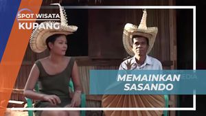 Memainkan Sasando di Kupang