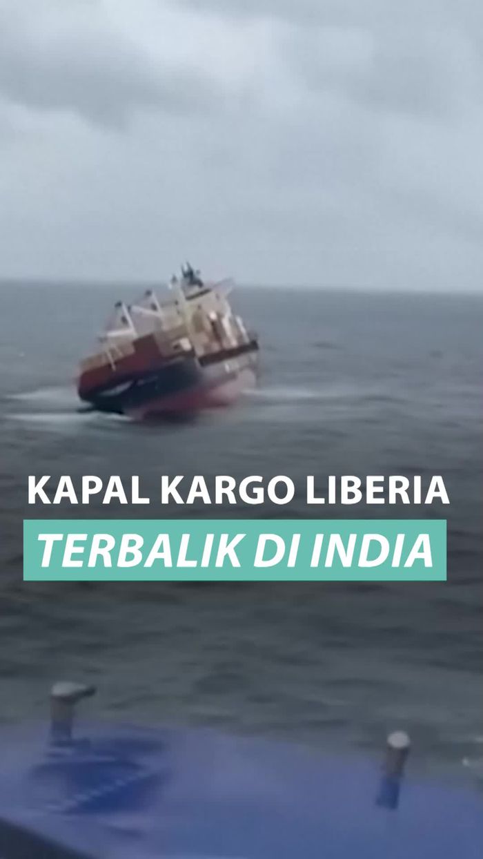 Video: Kapal Kargo Liberia Terbalik di Laut India, 24 Orang Diselamatkan