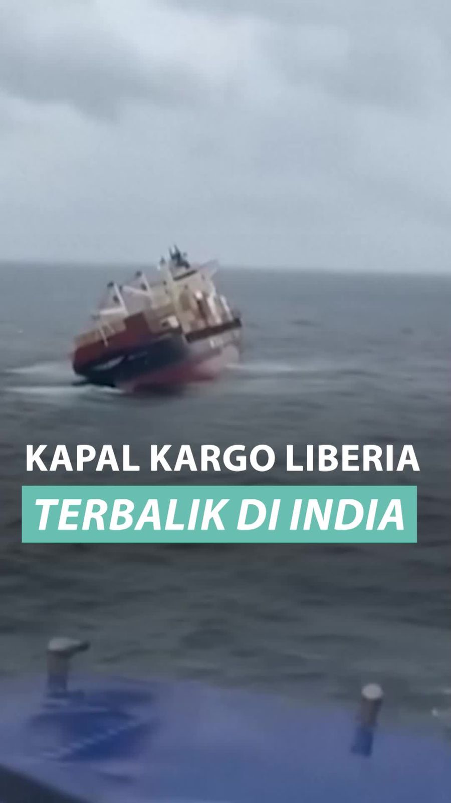 Video: Kapal Kargo Liberia Terbalik di Laut India, 24 Orang Diselamatkan