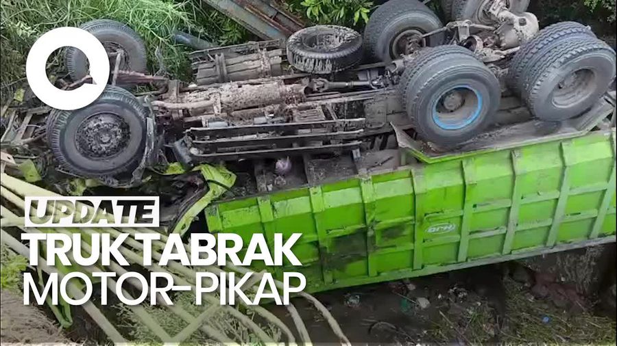 Video Truk Tabrak Motor-Pikap di Probolinggo, 4 Orang Tewas