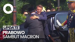 Video: Momen Hangat Prabowo-Macron Berpelukan di Istana Kepresidenan