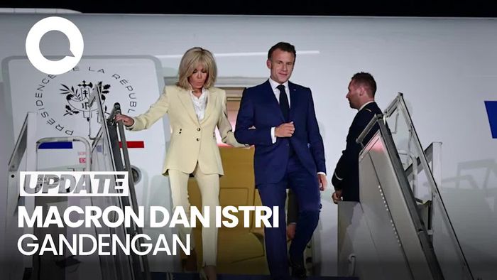 Video Macron dan Istri Gandengan Turun dari Pesawat Saat Tiba di RI