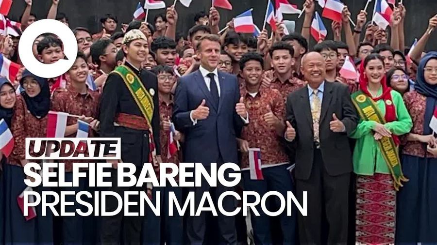 Video: Momen Presiden Prancis Macron Selfie Bareng Puluhan Pelajar di UNJ