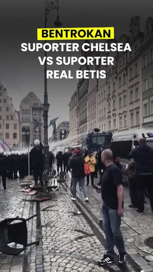 Video: Suporter Chelsea & Suporter Real Betis Bentrok, Polisi Gunakan Water Cannon