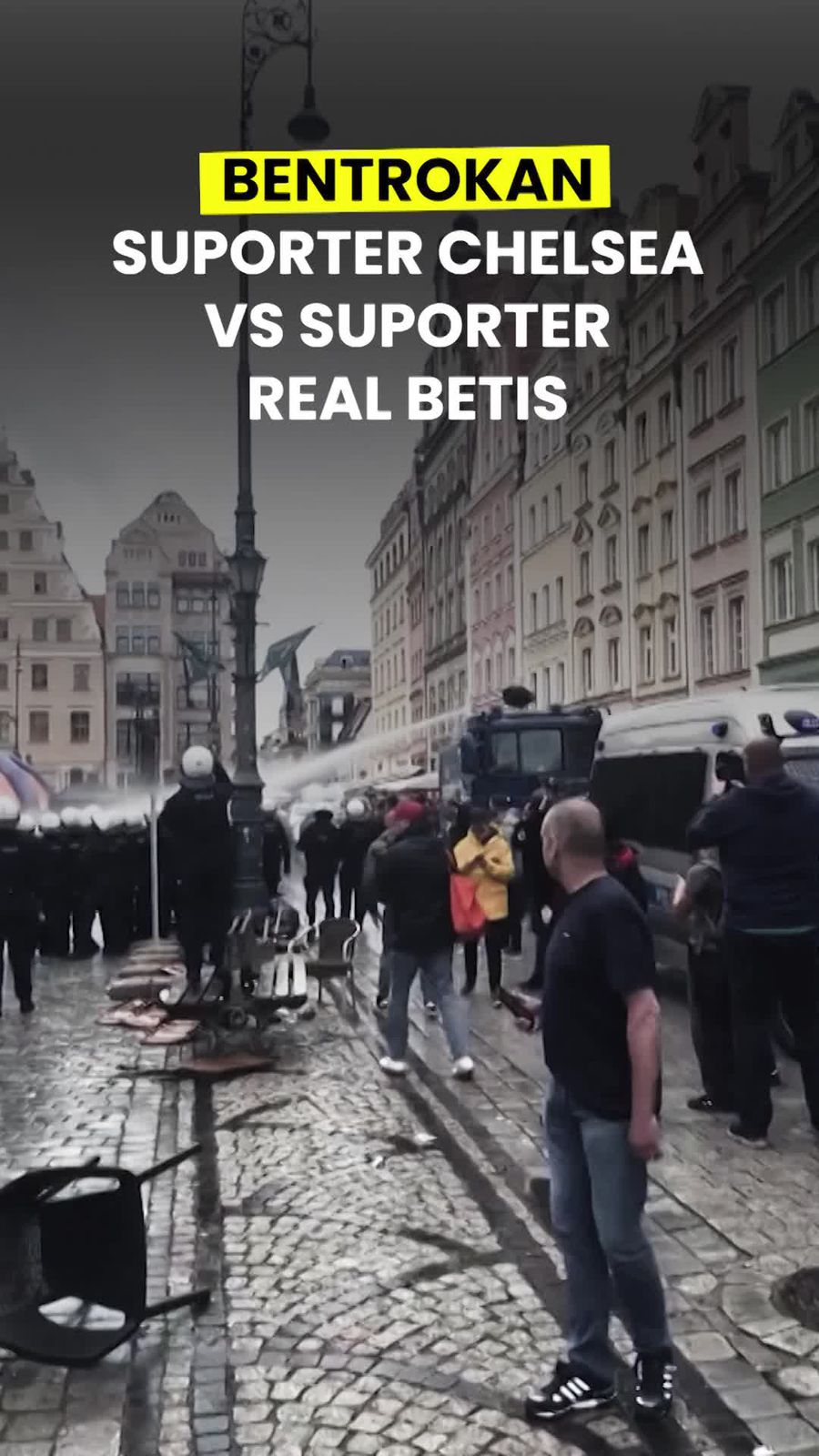 Video: Suporter Chelsea & Suporter Real Betis Bentrok, Polisi Gunakan Water Cannon