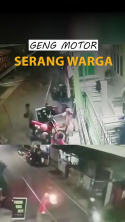 Video: Heboh Geng Motor Makassar Serang Warga di Masjid Pakai Busur-Pedang