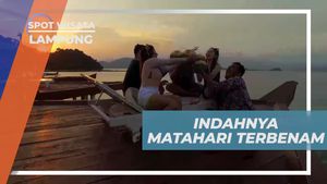 Bersantai Menikmati Sunset dan Es Kelapa di Pantai Lampung
