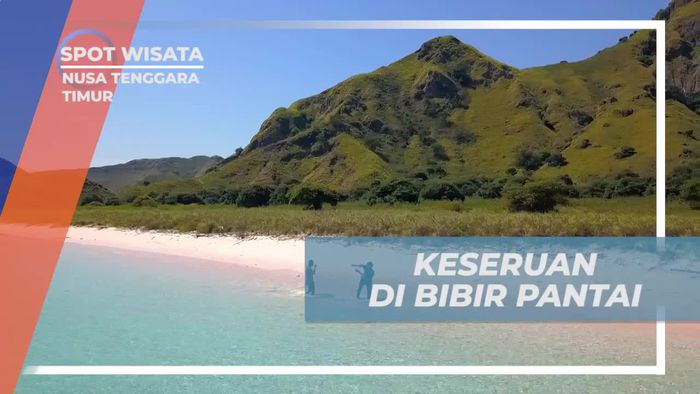 Berlari di Bibir Pantai Pulau Padar, Nusa Tenggara Timur