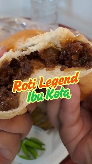 Video: Jajan di Toko Roti Tertua di Jakarta