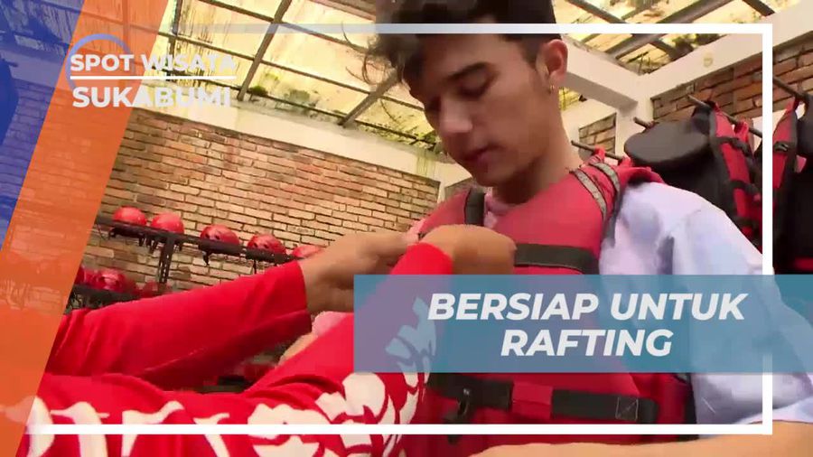 Melakukan Persiapan Sebelum Rafting di Sungai Arus Liar Sukabumi