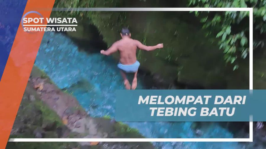 Melompat dari Tebing di Kolam Abadi, Sumatera Utara