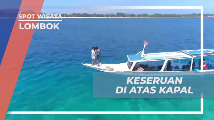 Menari di Atas Kapal di Sekitar Gili Meno, Lombok