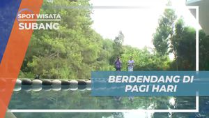 Bernyanyi dan Bermain Gitar di Pagi Hari di Villa Subang