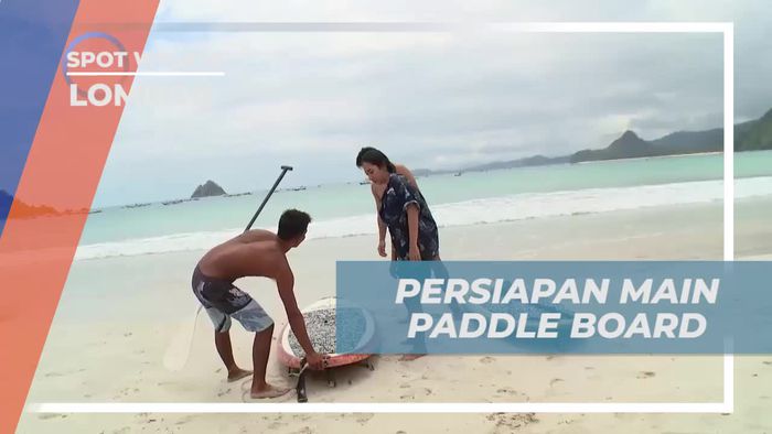 Mempersiapkan Permainan Paddle Board di Lombok
