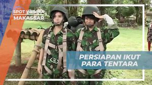 Mempersiapkan Diri dengan Seragam Prajurit di Makassar
